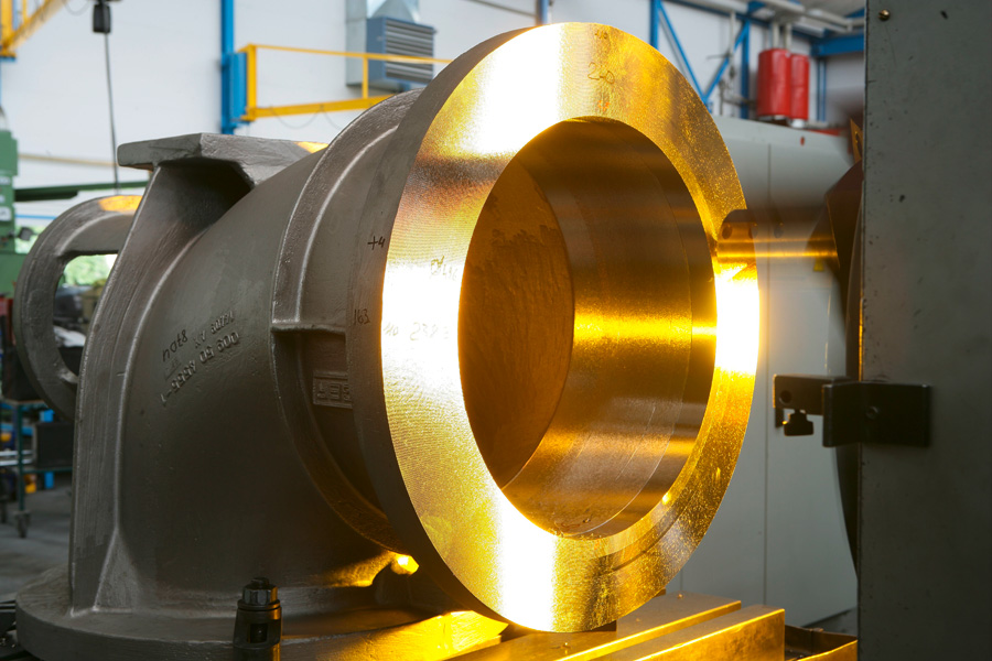 Carcasse d'une pompe coudée à hélices sur une machine CNC du fabricant de pompes Egger