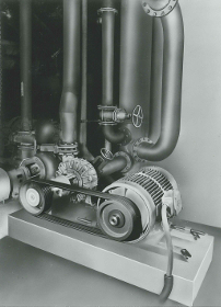 Historische Egger-Pumpe TN in Ni-Hard horizontal auf Grundplatte und Keilriemenantrieb