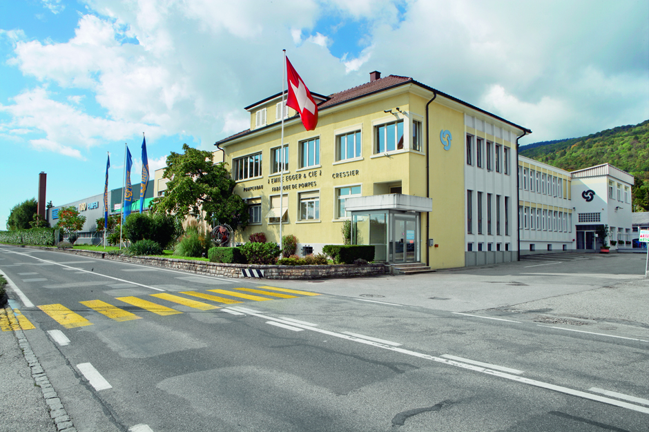 Lieu de naissance des pompes Egger C'est en Suisse Romande, à Cressier à proximité du lac de Neuchâtel, que se trouve la maison mère qui abrite les services administratifs