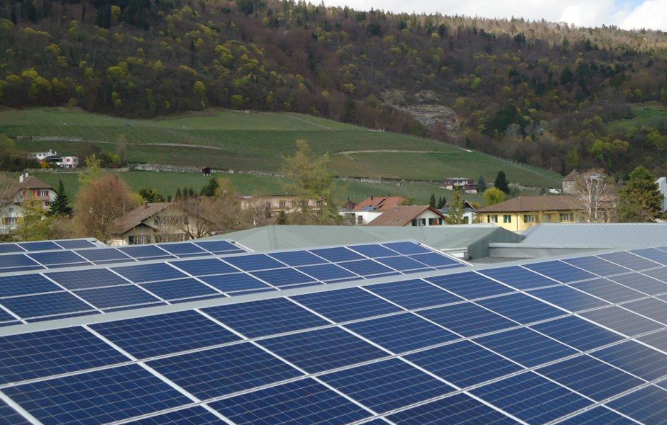 La station photovoltaïque sur les toitures de la halle de sciage à Cressier a une surface totale de 1069 m² et contient 650 panneaux